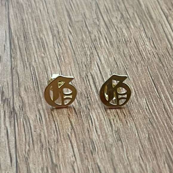 THE M JEWELERS G The Gothic Initial Stud Earrings Uppercase Gold - Picture 1 of 4